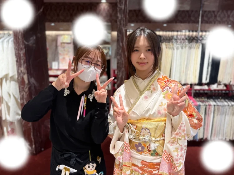 TAKAZEN東京表参道店Flagshipでオレンジや赤色の古典、花柄の振袖をフォトプランでご契約いただいたお客様の紹介。