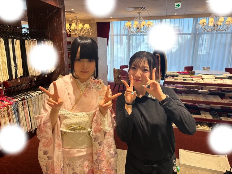 TAKAZEN東京表参道店Flagshipでくすみおピンクの古典柄の振袖をレンタルでご契約いただいたお客様の紹介。桜色のかわいいお振袖