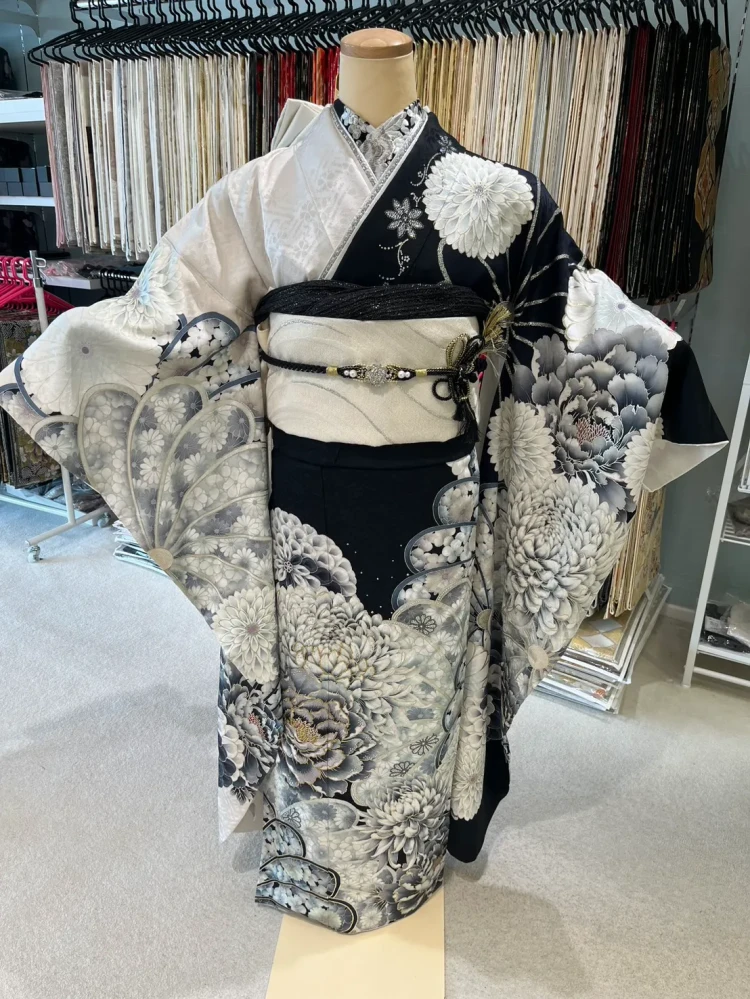 TAKAZEN堺店で展示している紺色の振袖
