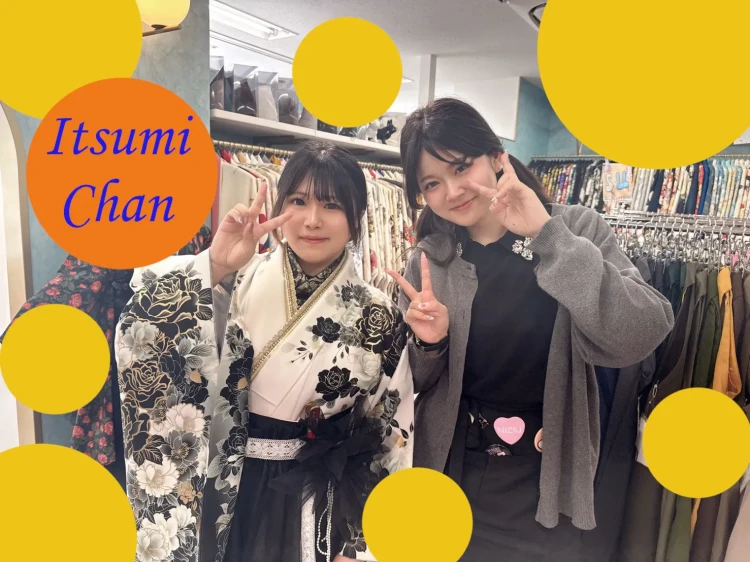 TAKAZEN心斎橋店での黒/白/グレー(銀色)の小振袖とドレス袴でコーディネートしたお客さまとスタッフのツーショット