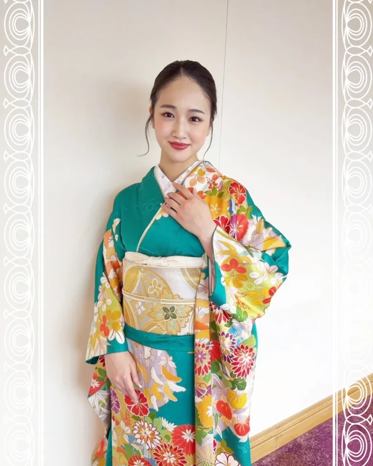 TAKAZEN東京表参道店Flagshipで天翔愛さんにご着用いただいた久保耕の古典柄の緑の振袖のご紹介