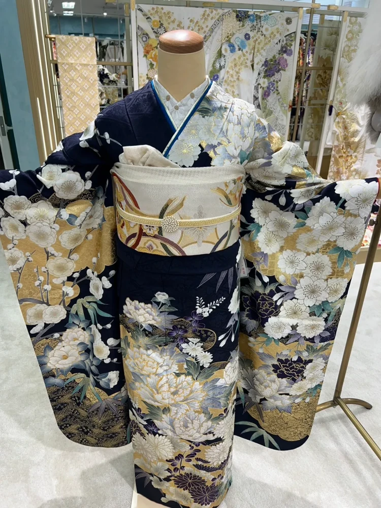 TAKAZEN心斎橋店に展示している大人っぽいネイビーの古典柄振袖　金彩刺繍京友禅