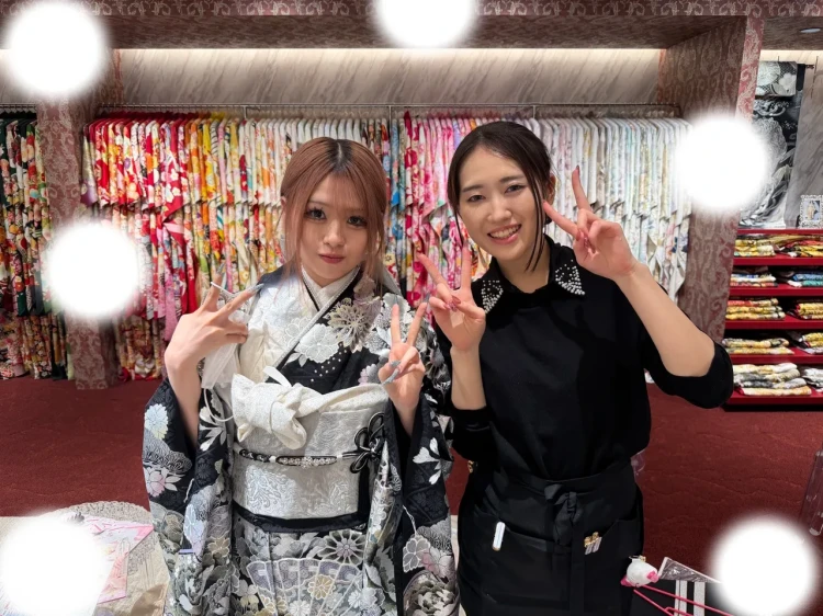TAKAZEN東京表参道店Flagshipでシルバー色と黒色のジャパンモード、花柄や扇子柄の振袖をご契約いただいたお客様の紹介。