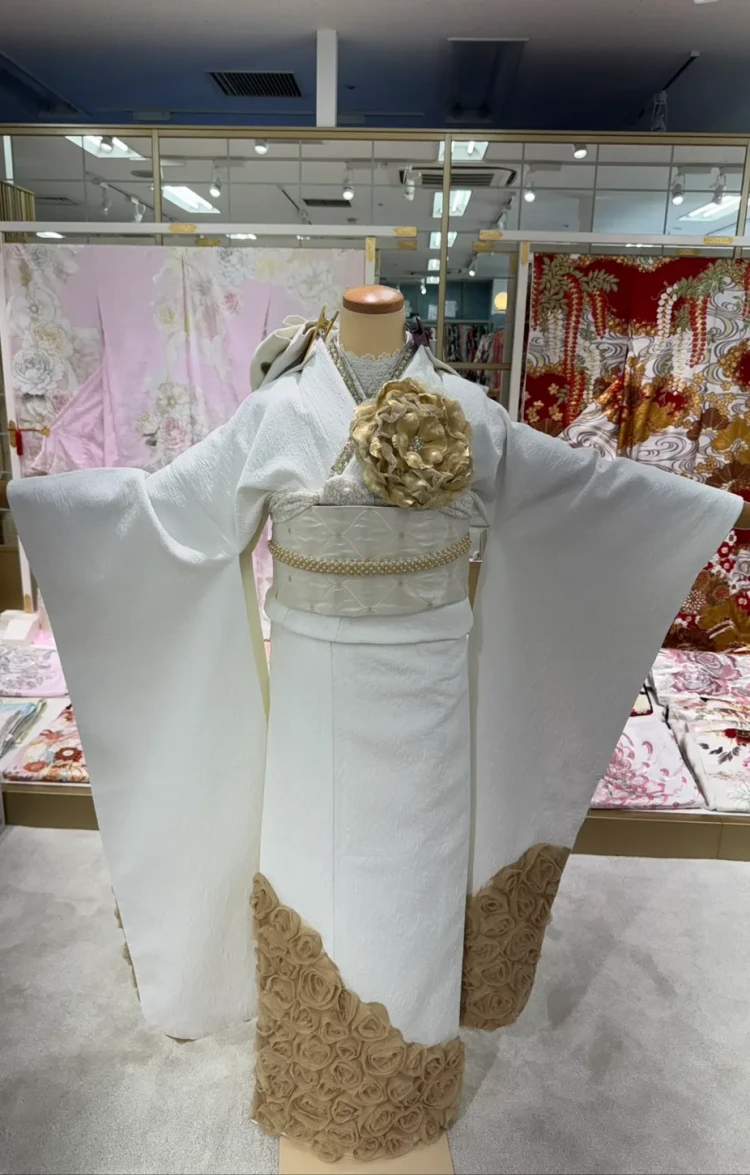 白無地振袖にベージュの立体ローズデザインを合わせた上品で華やかな成人式振袖コーディネート