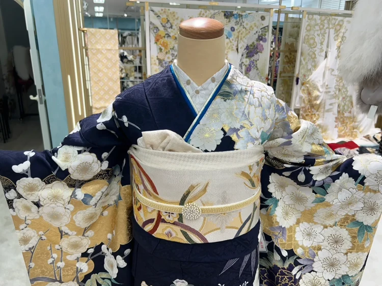 TAKAZEN心斎橋店に展示している大人っぽいネイビーの古典柄振袖　金彩刺繍京友禅