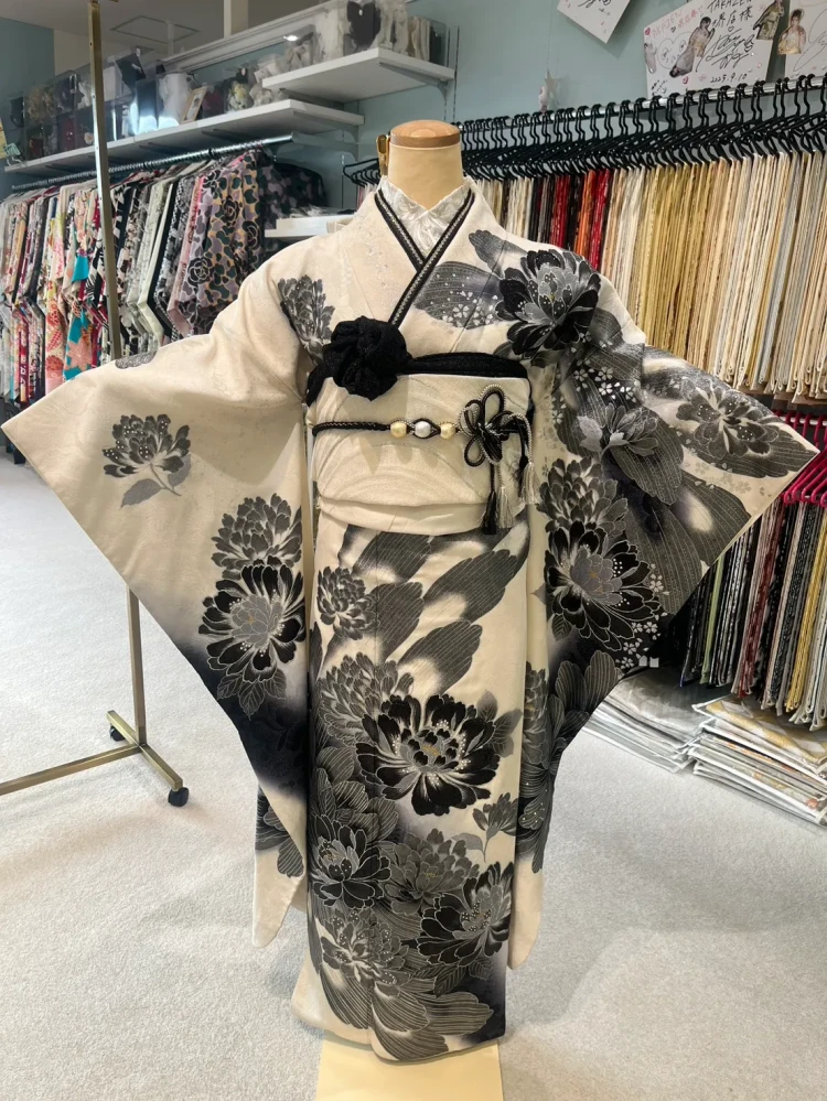 TAKAZEN堺店で展示している振袖