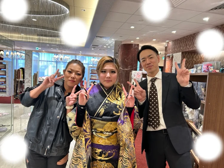 TAKAZEN東京表参道店Flagshipで紫色のキラキラジャパンモードの振袖をレンタルでご契約いただいたお客様の紹介
