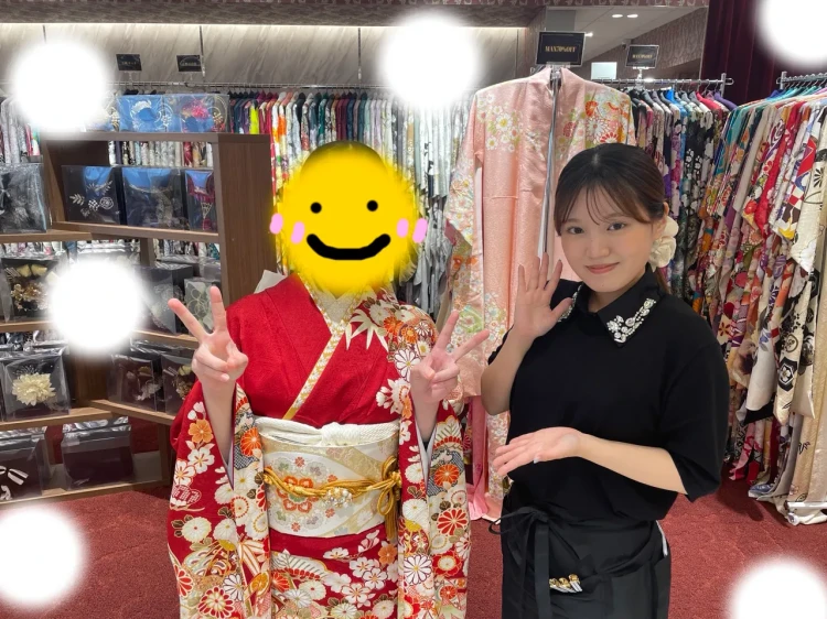 TAKAZEN東京表参道店Flagshipで赤地にオレンジ色やクリーム色のお花柄、古典の振袖をレンタルでご契約いただいたお客様の紹介。