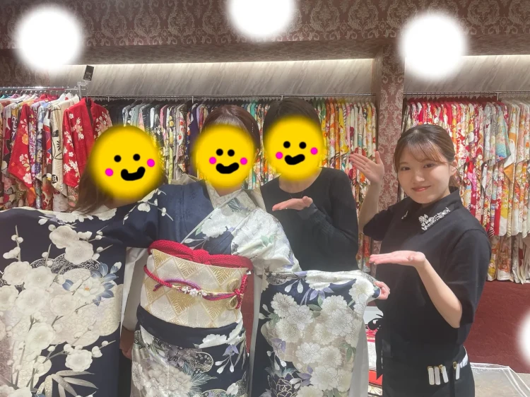 TAKAZEN東京表参道店Flagshipで紺色や白色の正統派古典、花柄の振袖をレンタルでご契約いただいたお客様の紹介。