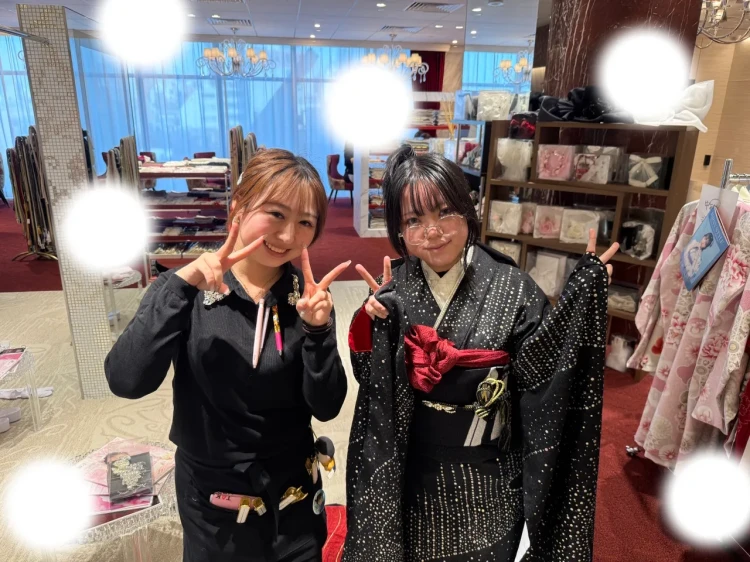 TAKAZEN東京表参道店Flagshipで黒色のヴィンテージスタイル、レトロモダンの振袖をご契約いただいたお客様の紹介。桜色のかわいいお振袖