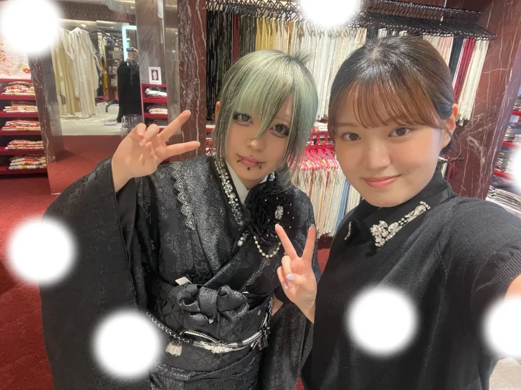 TAKAZEN東京表参道店Flagshipでワンホンスタイルのオールブラックコーデのヘップバーンシリーズのお振袖を成人式レンタルでご契約頂いたお客様のご紹介。
