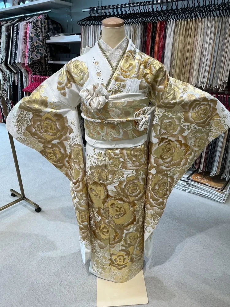 TAKAZEN堺店で展示しているモードのゴールド振袖