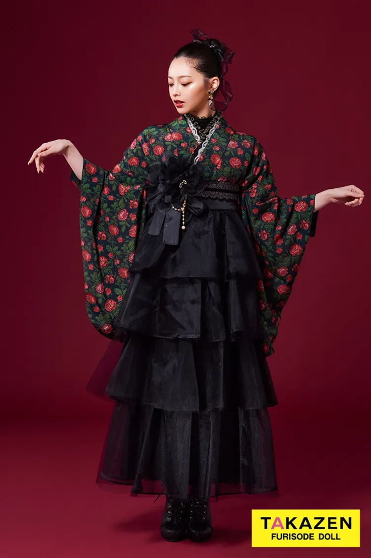 TAKAZENのレンタル袴 最新作ヘップバーン袴　黒/赤　バラ柄　チュールドレス袴　エキゾチック　大人っぽい　エレガント　ブーツスタイル　Shiho【通販可】LH12