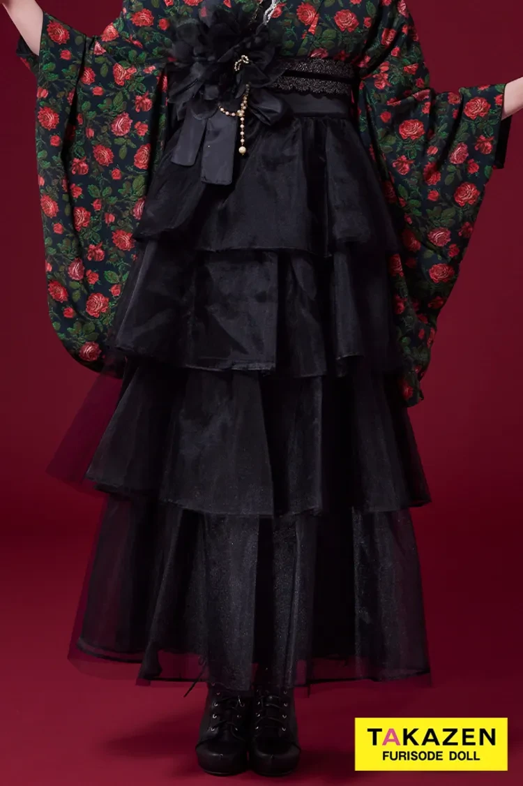 TAKAZENのレンタル袴 最新作ヘップバーン袴　黒/赤　バラ柄　チュールドレス袴　エキゾチック　大人っぽい　エレガント　ブーツスタイル　Shiho【通販可】LH12