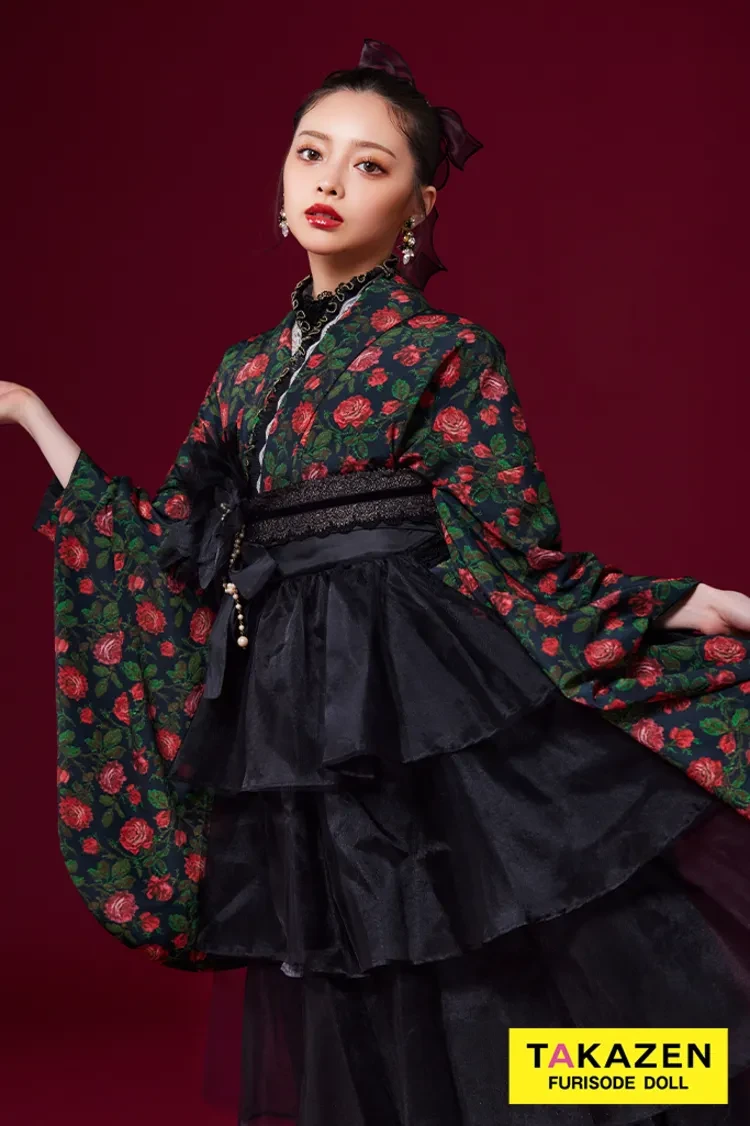 TAKAZENのレンタル袴 最新作ヘップバーン袴　黒/赤　バラ柄　チュールドレス袴　エキゾチック　大人っぽい　エレガント　ブーツスタイル　Shiho【通販可】LH12