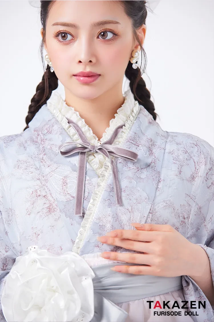 TAKAZENのレンタル袴 最新作ヘップバーン袴　くすみグレー　小花柄　シフォンドレス袴　大人っぽい　おしゃれ　ブーツコーデ　Shiho【通販可】LH22