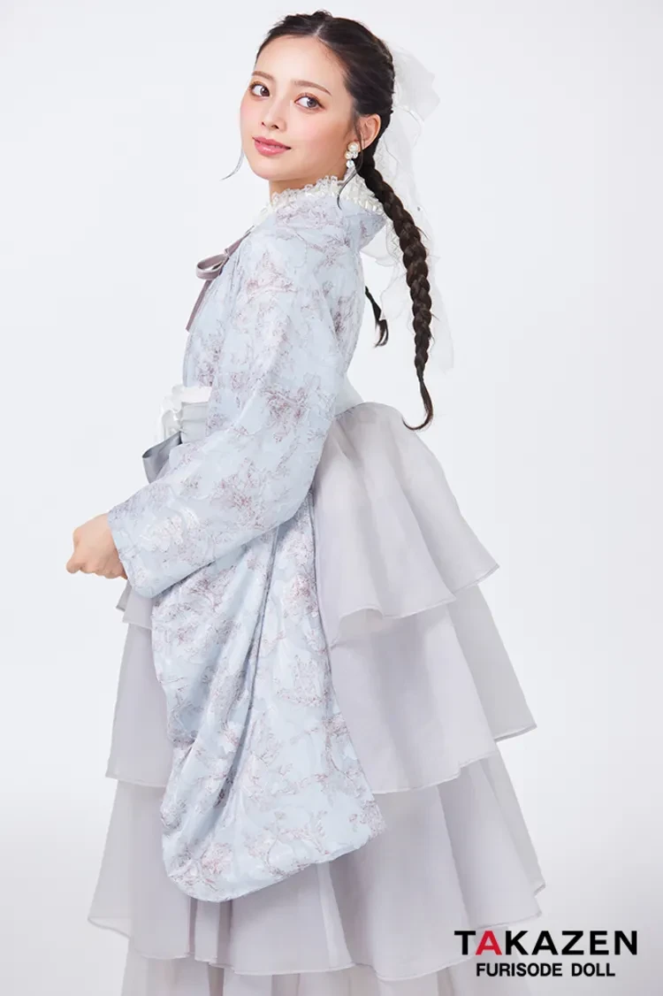 TAKAZENのレンタル袴 最新作ヘップバーン袴　くすみグレー　小花柄　シフォンドレス袴　大人っぽい　おしゃれ　ブーツコーデ　Shiho【通販可】LH22