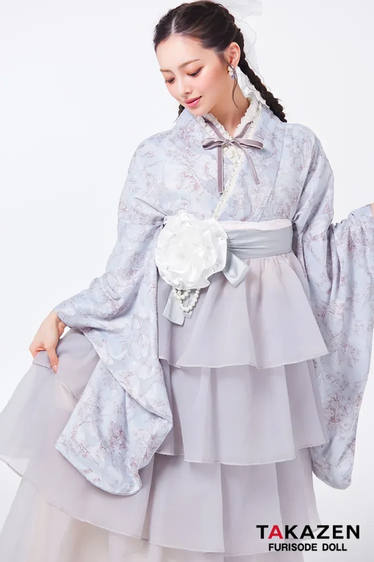 TAKAZENのレンタル袴 最新作ヘップバーン袴　くすみグレー　小花柄　シフォンドレス袴　大人っぽい　おしゃれ　ブーツコーデ　Shiho【通販可】LH22