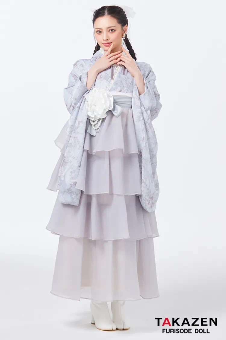 TAKAZENのレンタル袴 最新作ヘップバーン袴 くすみグレー 小花柄 シフォンドレス袴 大人っぽい おしゃれ ブーツコーデ Shiho【通販可】LH22