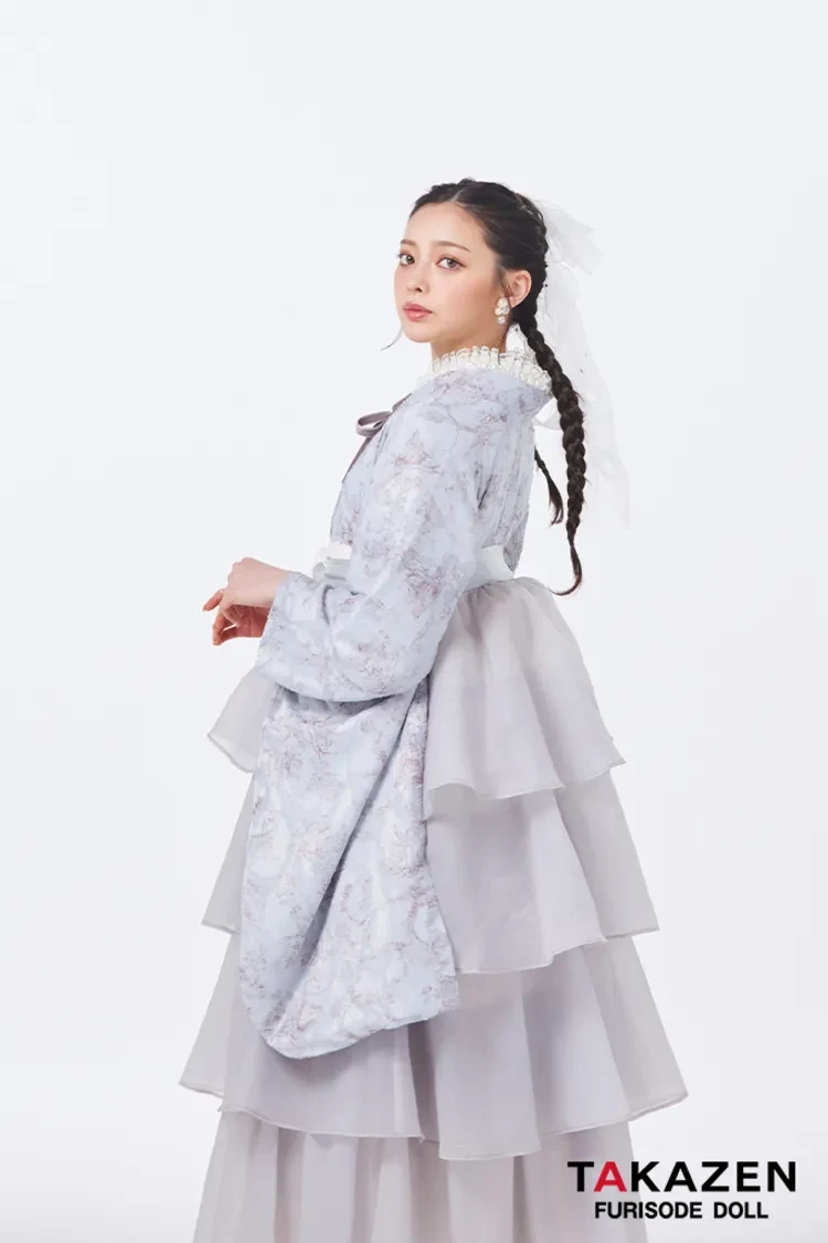 TAKAZENのレンタル袴 最新作ヘップバーン袴　くすみグレー　小花柄　シフォンドレス袴　大人っぽい　おしゃれ　ブーツコーデ　Shiho【通販可】LH22