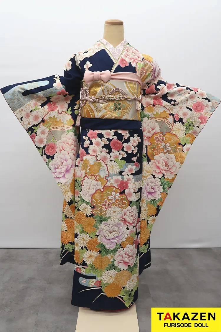 TAKAZENのレンタル振袖 格安正統派古典振袖　ネイビー/紺色　桜柄/牡丹柄　かわいらしい　はんなり　上品　王道【通販可】M33