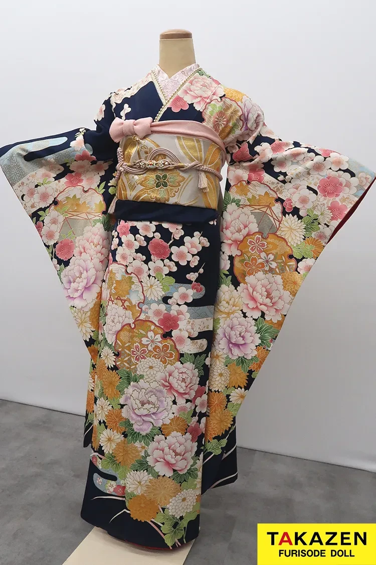 TAKAZENのレンタル振袖 格安正統派古典振袖　ネイビー/紺色　桜柄/牡丹柄　かわいらしい　はんなり　上品　王道【通販可】M33