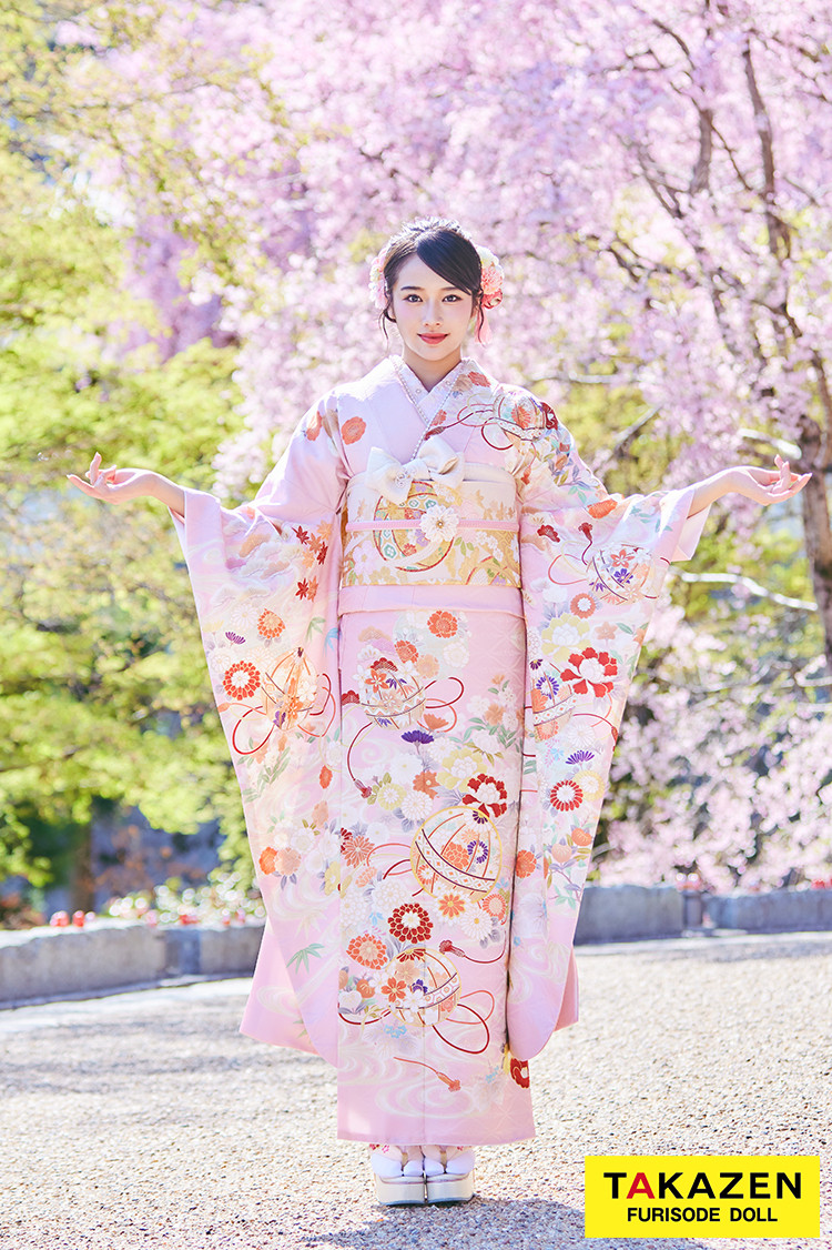 ピンク色の振袖｜成⼈式の振袖レンタルならTAKAZEN、世界⼀かわいい