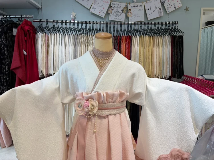 TAKAZEN堺店で展示している新作袴
