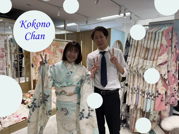 ミントグリーンの華やかな振袖コーデを着こなすKokonoちゃんとTAKAZEN心斎橋店スタッフの記念写真