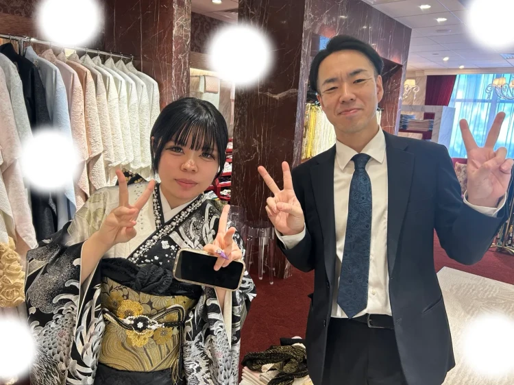 TAKAZEN東京表参道店Flagshipで黒色とシルバーの虎柄、ジャパンモードの振袖をフォトプランでご契約いただいたお客様の紹介