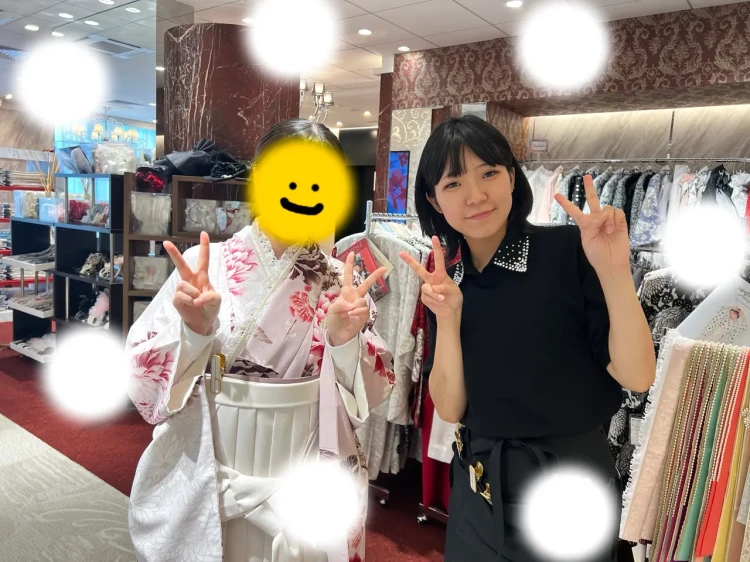 TAKAZEN東京表参道店Flagshipでピンクの花柄の袴を卒業式レンタルでご契約いただいたお客様のご紹介。