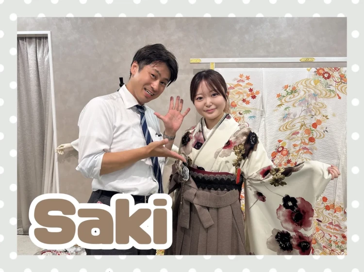TAKAZEN奈良店でブラウン袴コーデを試着されるお客様の様子