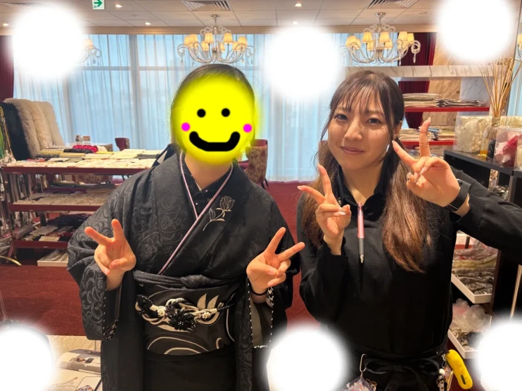 TAKAZEN東京表参道店Flagshipで黒色のヴィンテージスタイル、バラ柄の振袖をレンタルでご契約いただいたお客様の紹介。