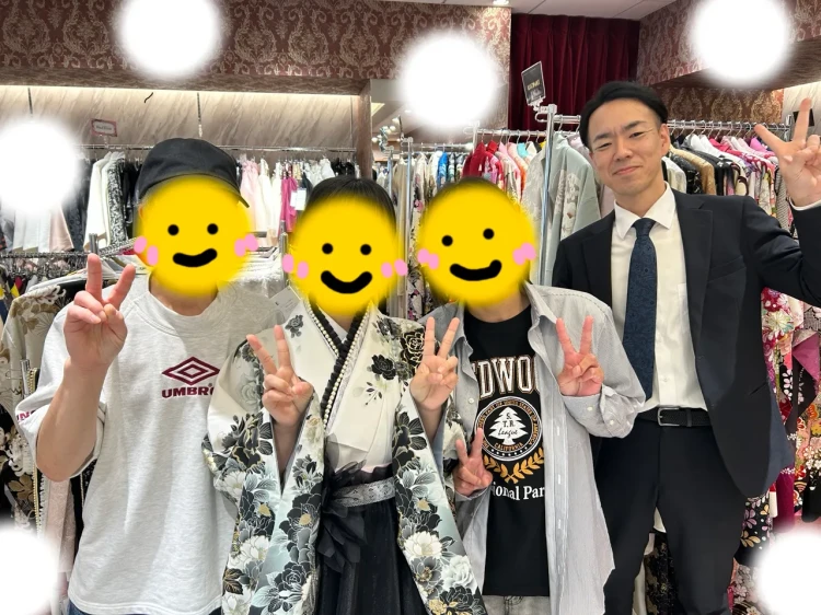 TAKAZEN東京表参道店Flagshipで白地に黒色の花柄の小振袖と黒色のお花のドレス袴のコーデを卒業式レンタルでご契約いただいたお客様の紹介。