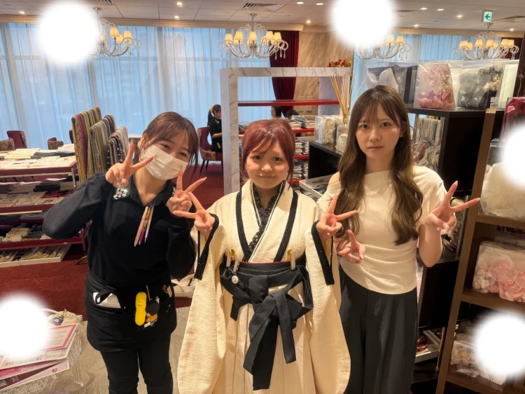 TAKAZEN東京表参道店Flagshipで白と黒のモノトーン袴をレンタルでご契約いただいたお客様の紹介。白✖黒のかわいい袴。