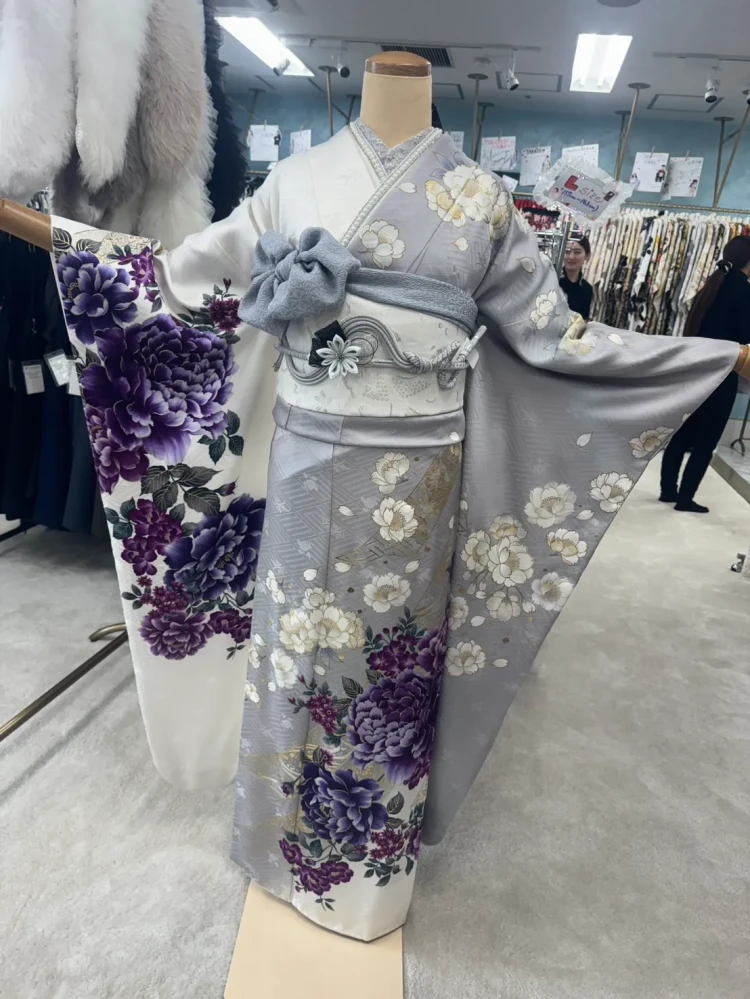 くすみブルーの古典柄の成人式振袖をコーディネートした写真