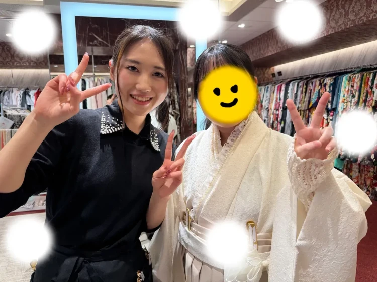 TAKAZEN東京表参道店Flagshipでアイボリーのラフィネの袴を卒業式レンタルでご契約いただいたお客様の紹介。