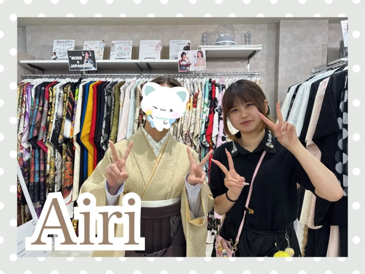 TAKAZEN奈良店でベージュ色のおしゃれ袴を試着されるお客様の様子
