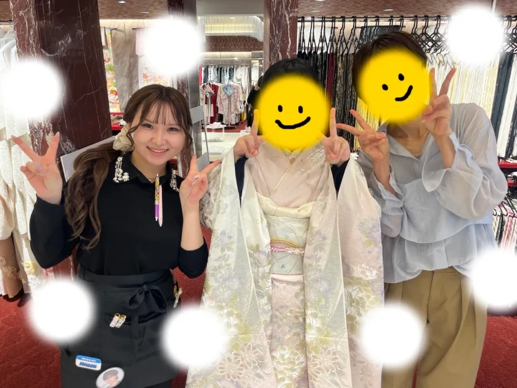 TAKAZEN東京表参道店Flagshipで、正統派古典のピンクのお振袖をご契約いただいたお客様の紹介。
