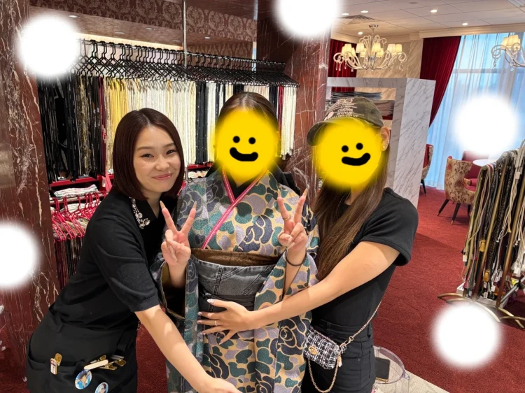 TAKAZEN東京表参道店Flagshipでのエイプ振袖をご試着いただいたお客様の紹介。迷彩柄のカッコいいお振袖。