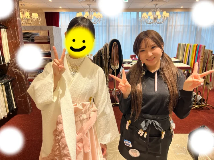 TAKAZEN東京表参道店Flagshipで新作のローズの袴をご契約したお嬢様のご紹介。白とピンクの袴。