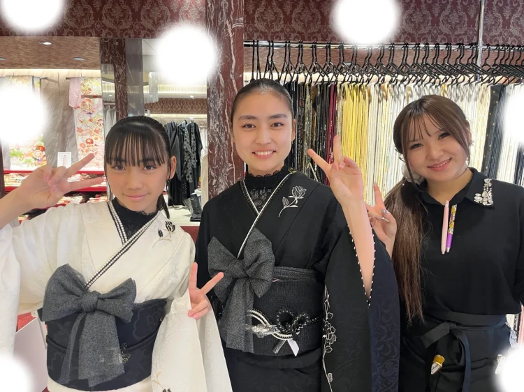 TAKAZEN東京表参道店Flagshipで黒色無地のシンプルなデザイン、ヴィンテージスタイルの振袖をご契約いただいたお客様の紹介。