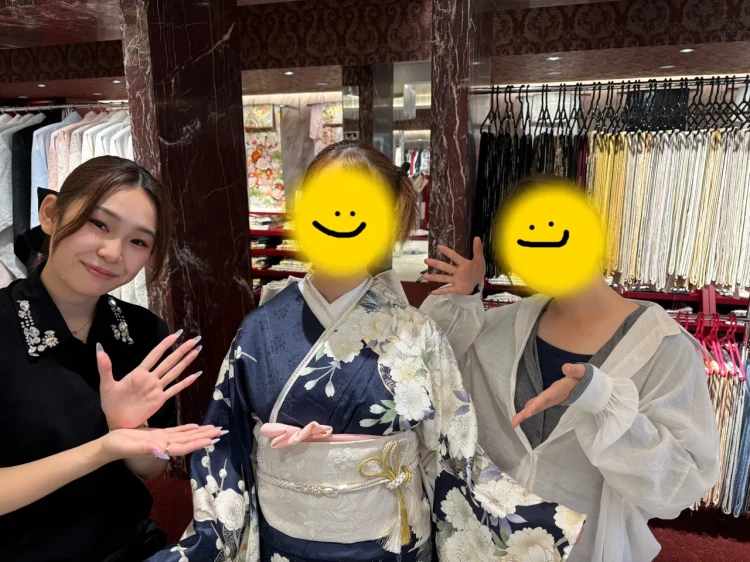 TAKAZEN東京表参道店Flagshipで、正統派古典の紺色のお振袖をフォトプランでご契約いただいたお客様の紹介。