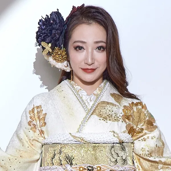 白金の渋い菊柄刺繡衿
