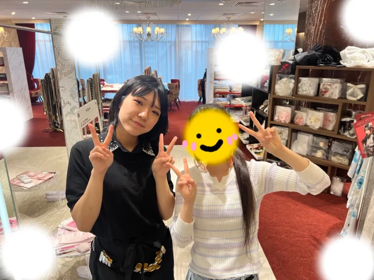 TAKAZEN東京表参道店Flagshipでちいぽぽの深緑色のモダン柄の小振袖と赤色のグラデーション袴のコーデを卒業式レンタルでご契約いただいたお客様の紹介。