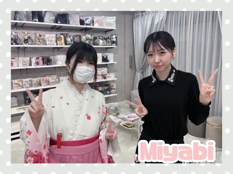 TAKAZEN奈良店でピンク色の可愛いコーディーネートを試着されるお客様の様子