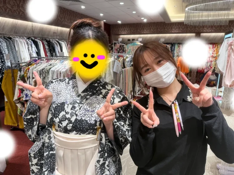 TAKAZEN東京表参道店Flagshipで黒色の乱菊柄の袴を卒業式レンタルでご契約いただいたお客様の紹介。お花いっぱいのかわいいお振袖。