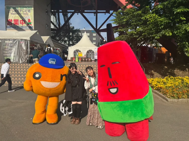 社員旅行の北海道で北海道マスコットオンオンちゃんと父ちゃん