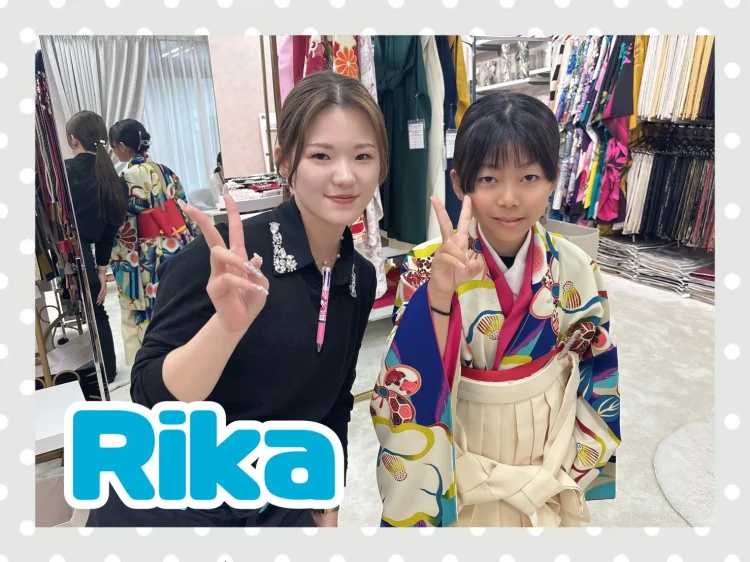TAKAZEN奈良店で個性派モダンな袴コーデを試着されるお客様の様子