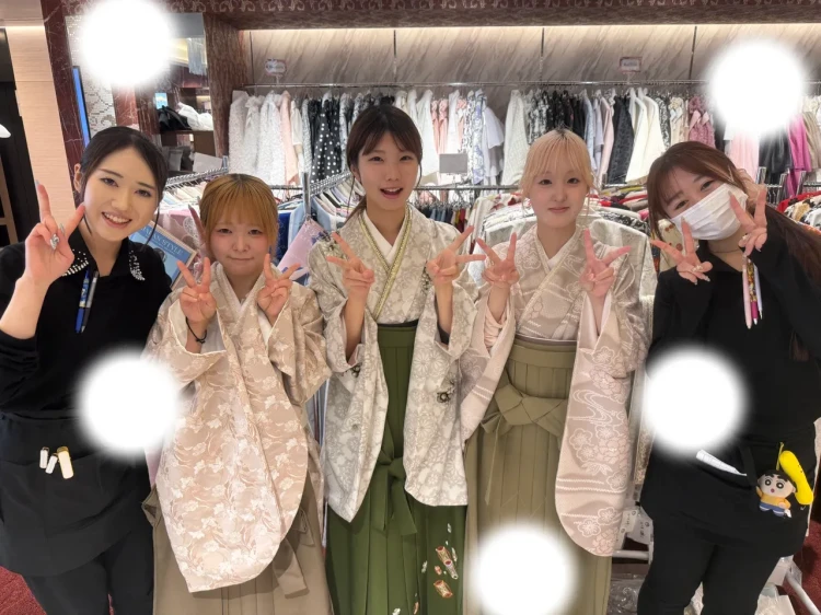 TAKAZEN東京表参道店Flagshipでくすみカラーや小花柄、古典柄の小振袖とくすみ系の袴を卒業式レンタルでお友達同士でご契約いただいたお客様をまとめて紹介。